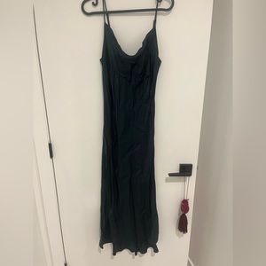 Beautiful silky cowlick dress in a dark emeraude colour. Worn a couple of times.